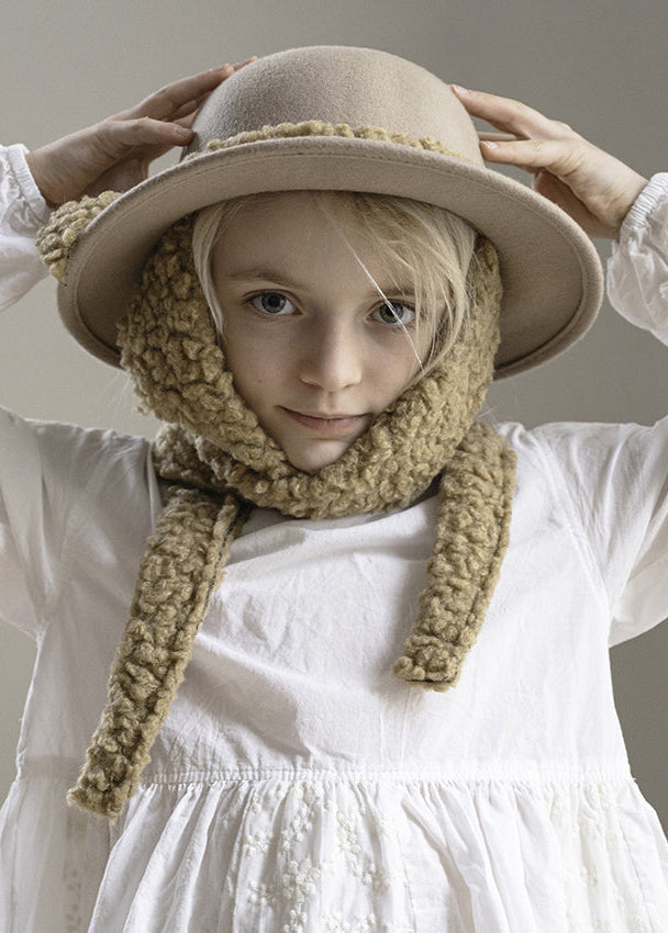 FELT HAT in camel with woolen scarf