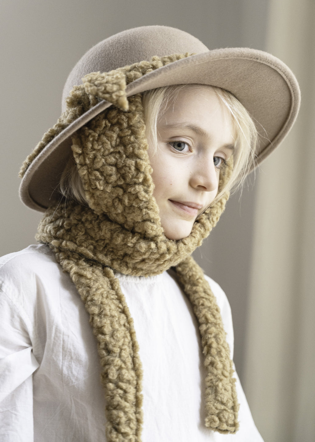 FELT HAT in camel with woolen scarf