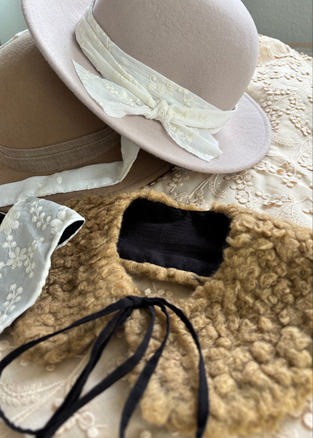 detachable  COLLAR in woolen fur