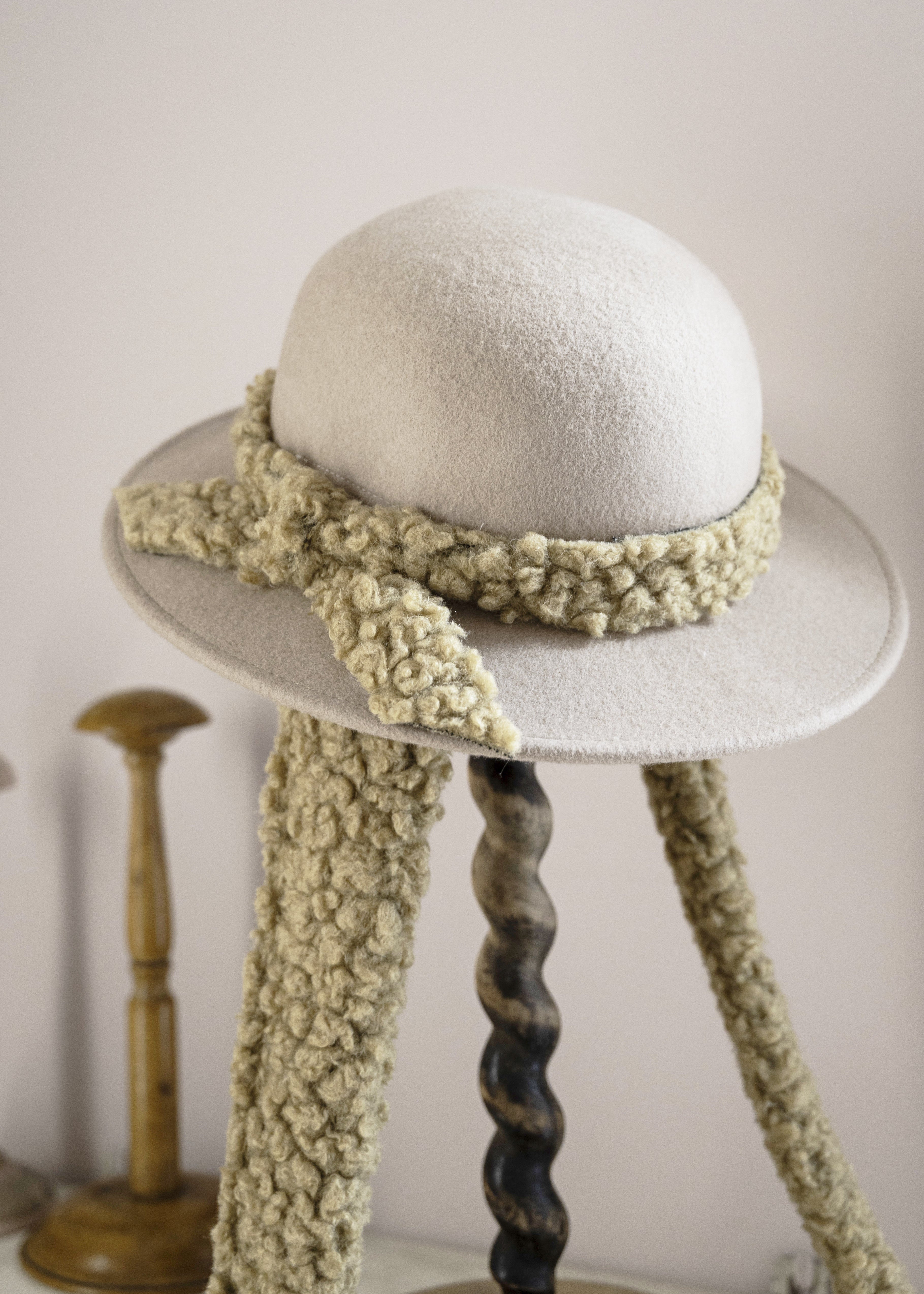 FELT HAT in camel with woolen scarf