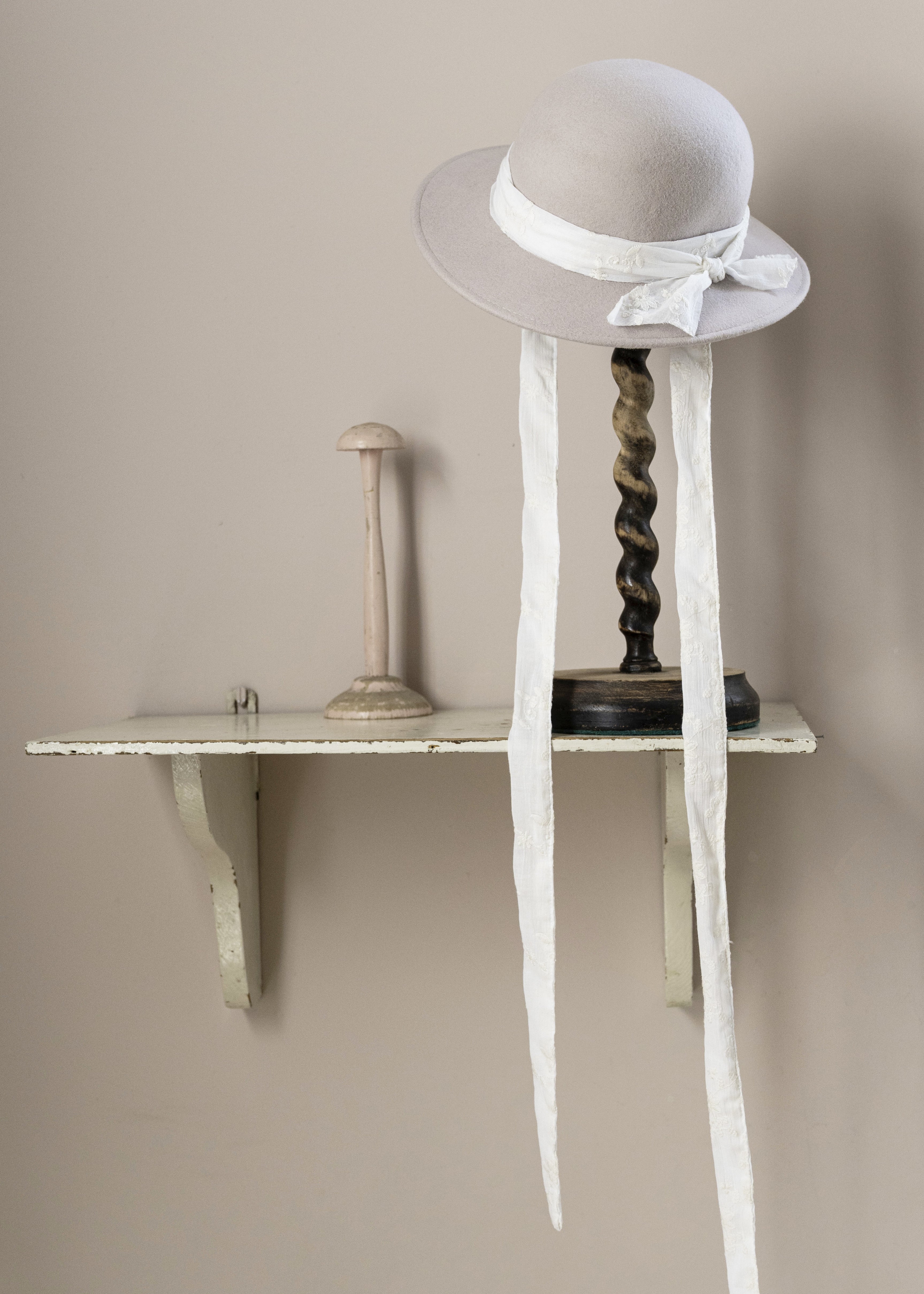 FELT HAT in pale rose with embroidered ribbons